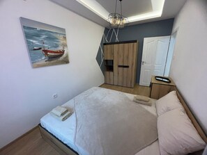 Blackout drapes, soundproofing, free WiFi