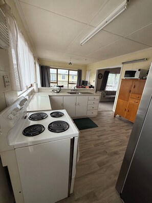 冷蔵庫、電子レンジ、オーブン、コンロ