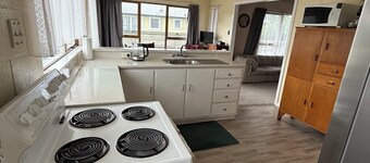 Sunny Central Whitianga Bach on Albert– Walk to Town & Beach, Room for the Boat.