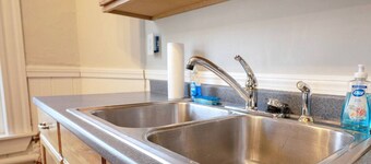 5 Min to Salem~Comfy King Beds