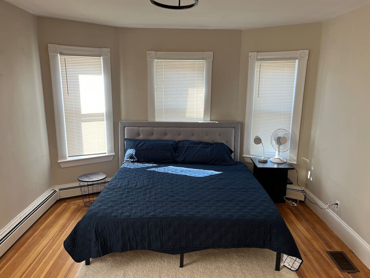 2 Schlafzimmer, Schreibtisch, Bügeleisen/Bügelbrett, Reisekinderbett