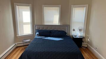 2 Schlafzimmer, Schreibtisch, Bügeleisen/Bügelbrett, Reisekinderbett