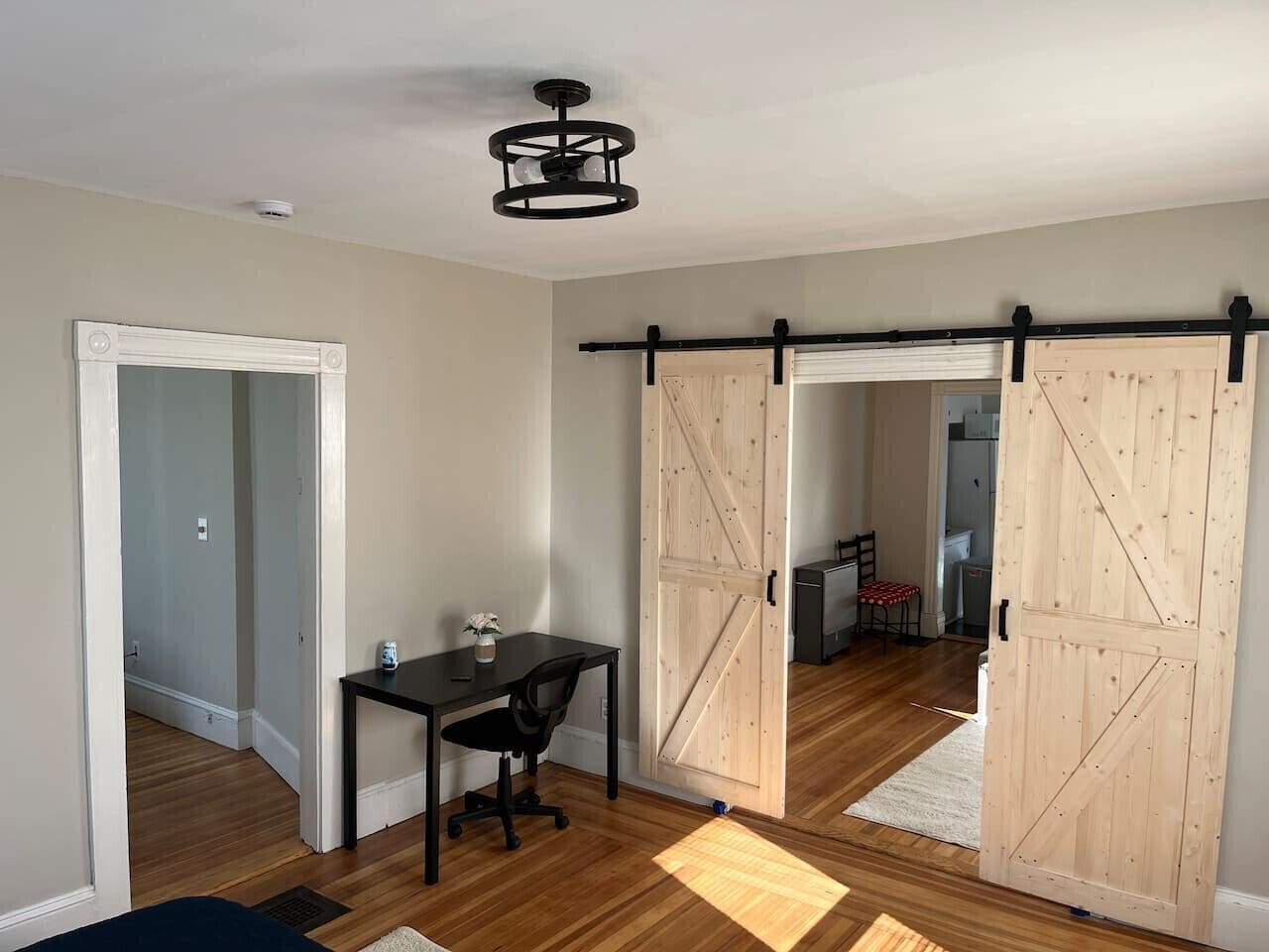 2 bedrooms, desk, iron/ironing board, travel crib