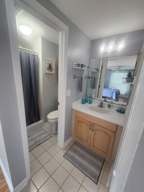 Een douche, een haardroger, handdoeken, zeep