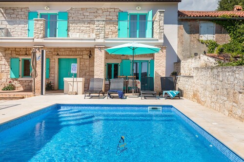 Charming 3-Bed Villa for 6, with Pool and Sea View