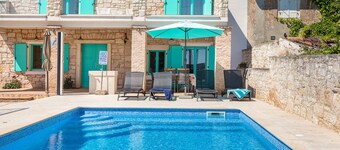 Charming 3-Bed Villa for 6, with Pool and Sea View