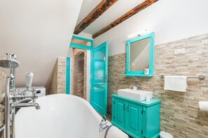 Asciugacapelli, asciugamani, sapone, carta igienica