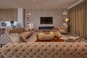 Smart TV y chimenea 