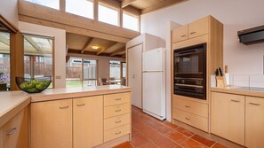 Jääkaappi, mikroaaltouuni, uuni, liesi