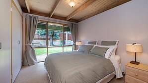 3 chambres, bureau, fer et planche à repasser, lit de bébé portatif