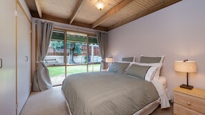 3 makuuhuonetta, työpöytä, silitysrauta/-lauta, vauvan matkasänky