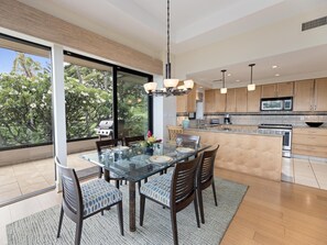 Réfrigérateur, four à micro-ondes, un four, surface de cuisson