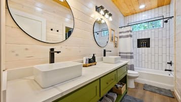 Ferienhütte, Mehrere Betten, Whirlpool (Starlight Retreat) | Badezimmer | Handtücher