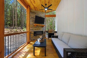 Cabin, Multiple Beds, Hot Tub (Starlight Retreat) | Living area
