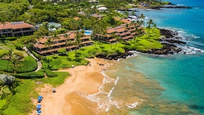 Ein Resort mit mehreren Gebäuden, einem Strand und Blick auf den Ozean.