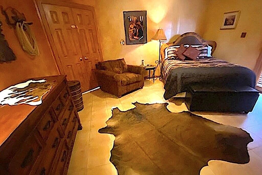 2 bedrooms, iron/ironing board, internet, bed sheets