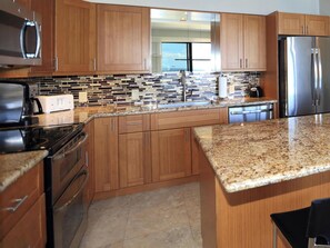 ثلاجة، ميكروويف، فرن، موقد طهي مسطح