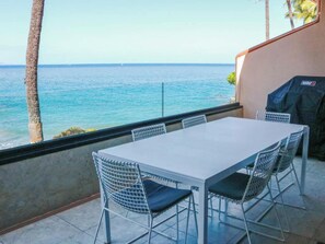 تناول الطعام بالخارج