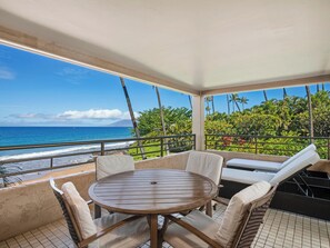 Outdoor dining - Beachfront Condo - Steps from Wailea Beach Path (Wailea)