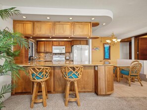 Wasserkocher mit Kaffee-/Teezubehör, Kühlschrank, Mikrowelle, Ofen