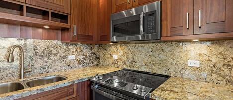 Køleskab, mikrobølgeovn, ovn, kogeplade