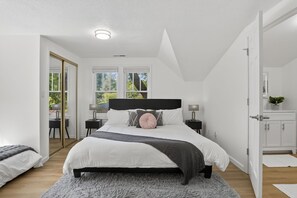 6 bedrooms, free WiFi, bed sheets - Garden Home Estate, Two Kitchens (Portland)