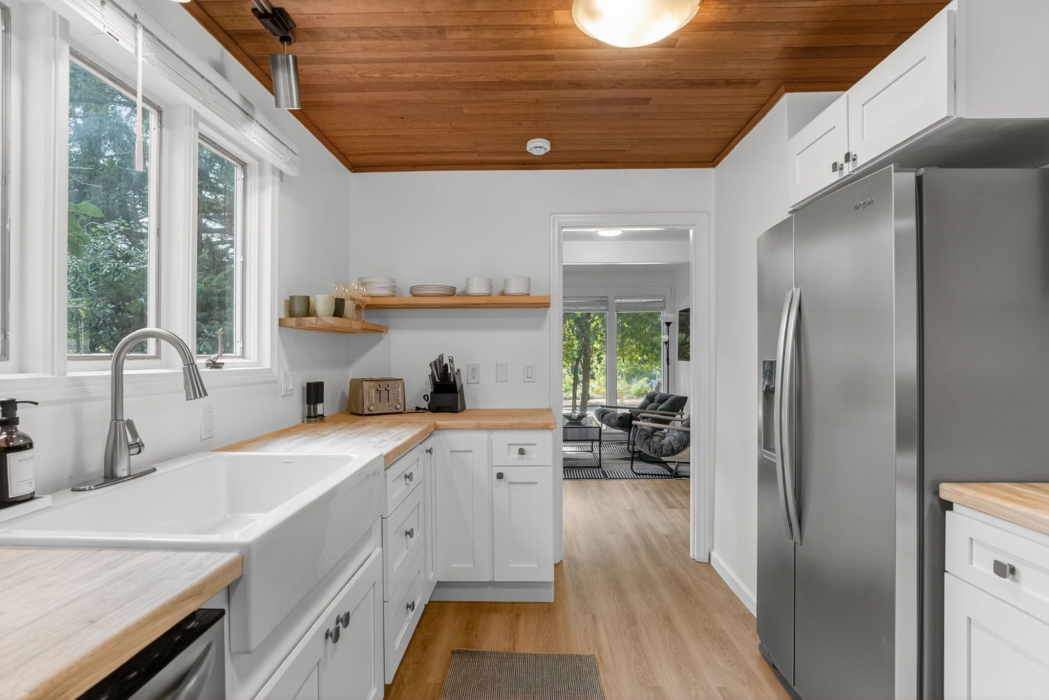 Geladeira, micro-ondas, cooktop, lava-louças