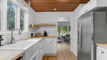 Geladeira, micro-ondas, cooktop, lava-louças