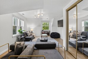 Living area - Garden Home Estate, Two Kitchens (Portland)