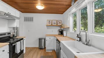 Réfrigérateur, micro-ondes, plaque de cuisson, lave-vaisselle