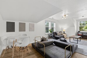 Living area - Garden Home Estate, Two Kitchens (Portland)