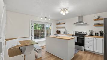 Réfrigérateur, micro-ondes, plaque de cuisson, lave-vaisselle