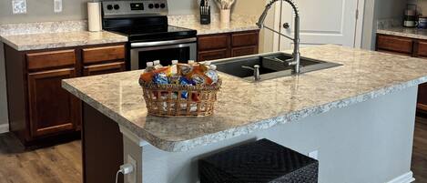 Een magnetron, een oven, een kookplaat, een vaatwasser