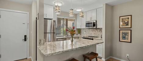 Køleskab, mikrobølgeovn, ovn, kogeplade