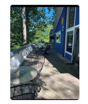 Outdoor dining - Marvelous Master on the Water at Lake Anna with Tv and Full Bathroom (Orange)