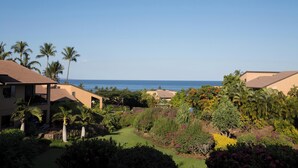 Ein Resort mit mehreren Gebäuden, einem gepflegten Garten und Blick auf den Ozean.
