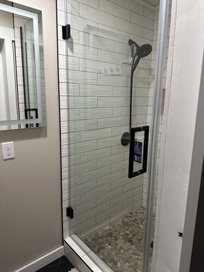 Dusche, Haartrockner, Handtücher, Seife
