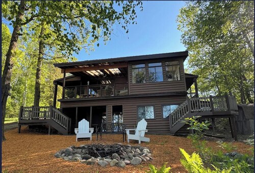 Updated, fully-furnished 3+bedroom lake front cabin in beautiful Pequot Lakes.