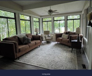 Una Smart TV, una chimenea