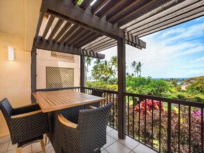 Outdoor dining - Spacious Condo on Favorite Local Beach (Wailea)