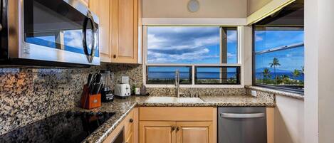 Frigorífico, microondas, horno y placa de cocina