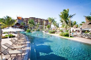 Pool - Dec. 12-19 2026 Charming resort in Cancún with AC, fitness room, Pools and more! (Cancún)
