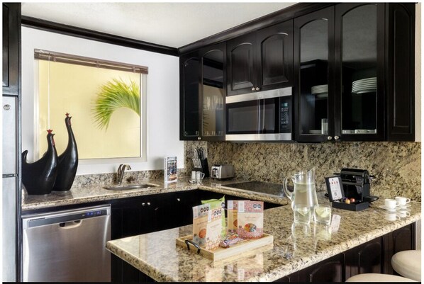Private kitchen - Dec. 12-19 2026 Charming resort in Cancún with AC, fitness room, Pools and more! (Cancún)
