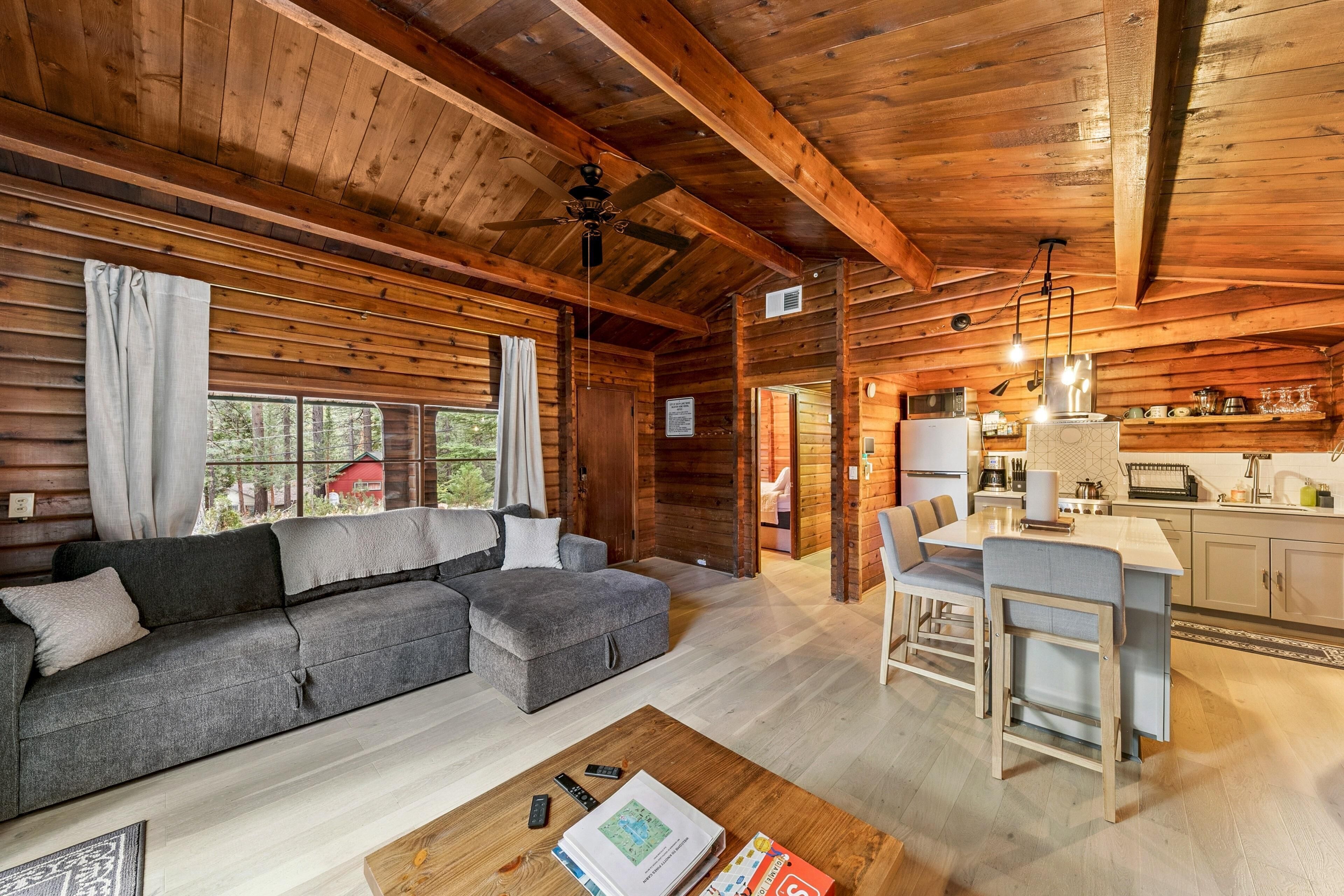 Télévision, cheminée, chaîne hi-fi