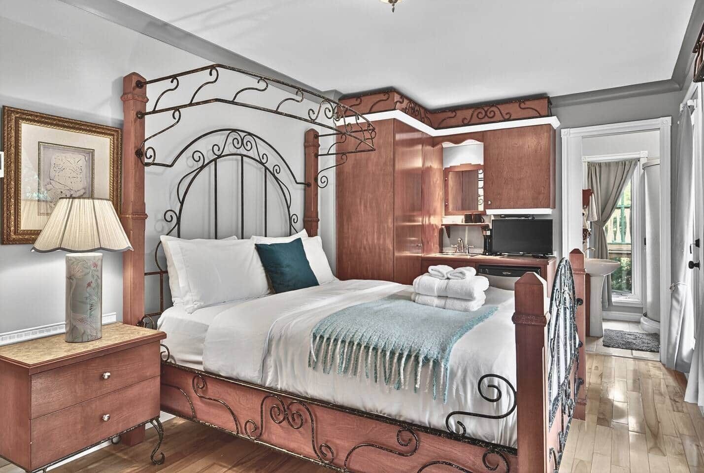 Tabla de planchar con plancha, wifi, ropa de cama