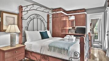 Tabla de planchar con plancha, wifi, ropa de cama