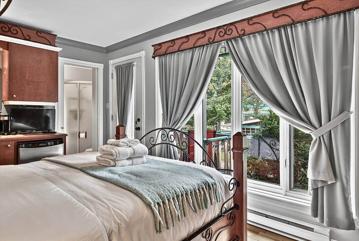 Tabla de planchar con plancha, wifi, ropa de cama