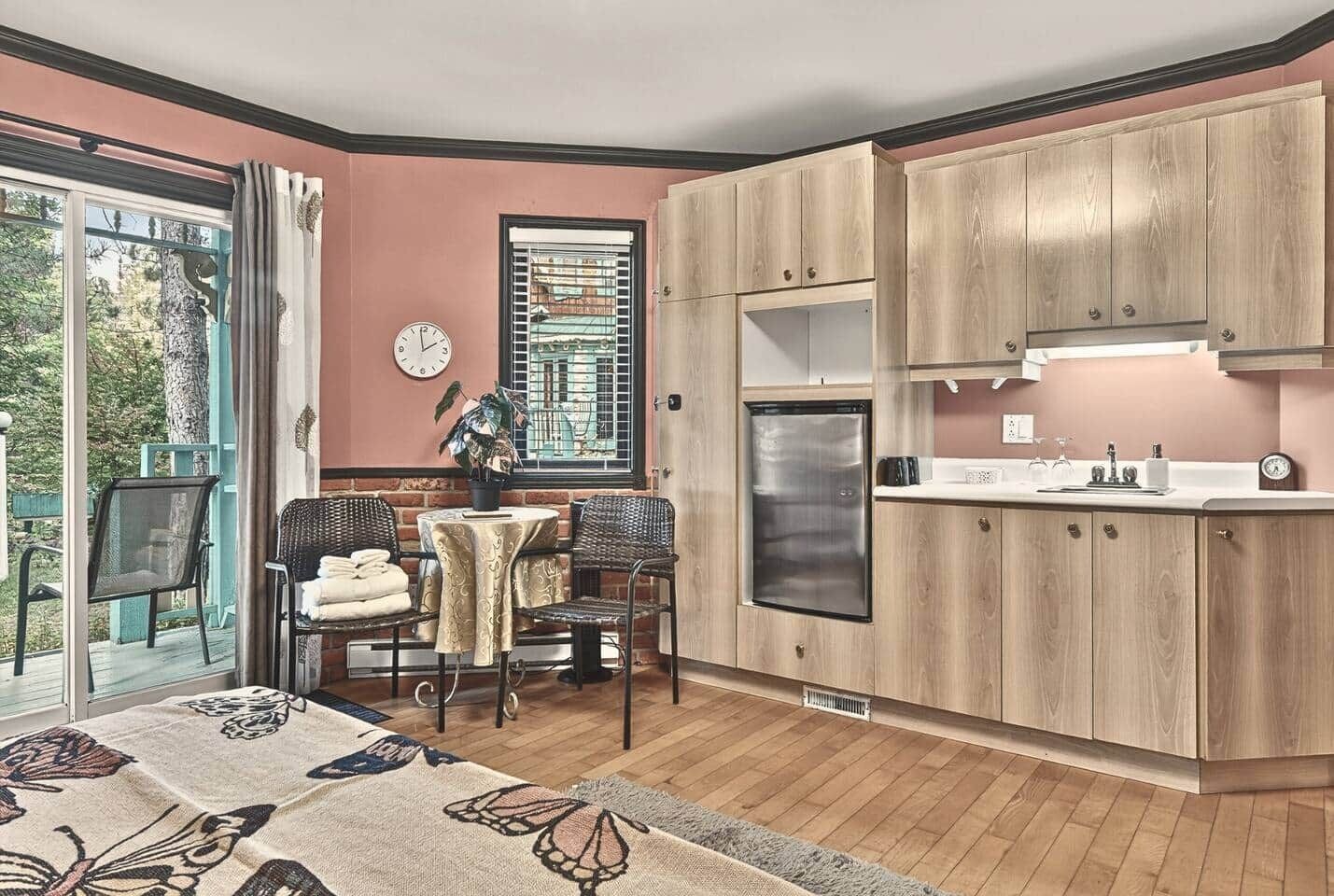 Tabla de planchar con plancha, wifi y ropa de cama 