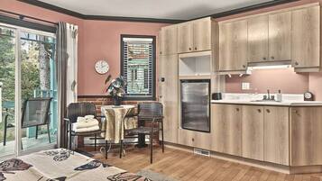 Tabla de planchar con plancha, wifi y ropa de cama