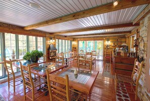 Dining - Domaine Rivière Sacacomie - Le Mistral (Saint-Alexis-des-Monts)